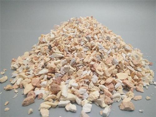 這些耐火原料經(jīng)過(guò)破,粉碎加工后,制得符合要求的不定型耐火材料用原料